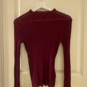 Topp - Säljer denna vinröda toppen från bikbok! Endast använd fåtal gånger.  Storlek:XS