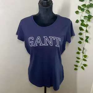 Fin t-shirt från Gant i marinblå färg. Använd ett par gånger fortfarande i fin skick! Storlek M