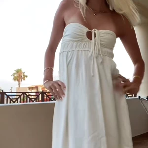 Klänning HM - Super fin klänning från hm, köpte förra sommaren i storlek XS! Används dessvärre inte längre då den är för liten. Nypris 300kr, säljer för 200kr. Köparen betalar för frakt!