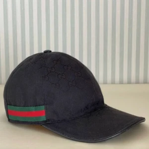 Äkta svart Gucci keps - Säljer äkta Gucci keps storlek medium