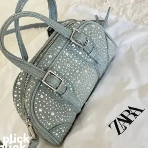 Säljer denna jeansväska med strass stenar från Zara ❣️OBS bild ett lånad. Smutsig men ganska säker att det går att tvätta bort