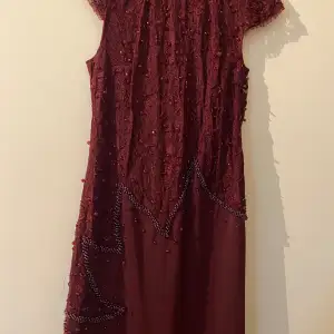 Säljer denna röda klänningen med glitter och spets
