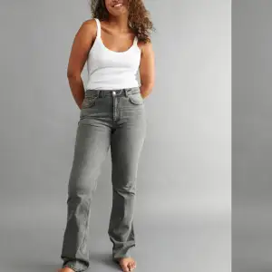 Säljer ett par gråa jeans från Gina i modellen ’full length flare jeans’. Helt oanvända med prislapp kvar.