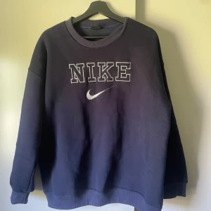 Nike sweatshirt  - Skitsnygg Nike tröja, bra skick och knappt använd Storlek XL men sitter ner som L