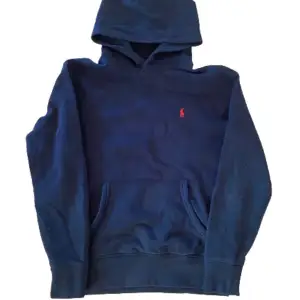 Säljer nu denna fräscha hoodie av märket Ralph Lauren | Skick : 9/10 skick, saknar endast snören | Pris : Nypris : 1500kr, vårt pris : 499kr. Priset är inte hugget i sten | Om du har några frågor är det bara att höra av dig! ❤️