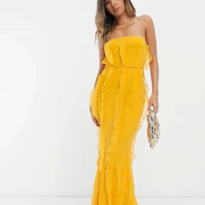 Långklänning ASOS - Långklänning från ASOS, superfin till sommaren!!💛💛 det kommer med ett snöre som man kan knyta runt midjan (se bilderna), nypris 929kr klänningen är i nyskick och bara provad!