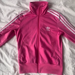 Rosa adidas hoodie  - Jätte fin o har inga defekter, säljer då den inte kom till användning 🩷