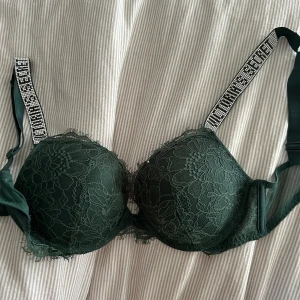 Victoria Secret Bh - Säljer denna bh eftersom att den inte kommer till användning. Knappt andvänd o inte en enda ”kristall” har ramlat av!!