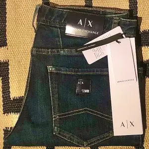 Tja! Säljer nu mina unika Armani jeans eftersom de inte passar mig längre. De har tagits hand om väl och inte använts på ett bra tag. Plaget är ursprungligen köpt i Italien och nypriset är 1500 kr. Skickar 📦 inom 2h.