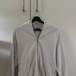 Vit Karl Lagerfeld zip hoodie i storlek M | Skick 9/10, använd ett par gånger men har inga defekter eller synliga fel. Nypris 2200kr, mitt pris 500kr, pris går att diskutera