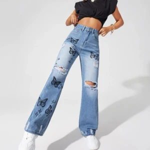 Jeans - Säljer dessa jeans som inte har kommit till användning, jeansen är beställda i större storlek för att vara baggy 💞