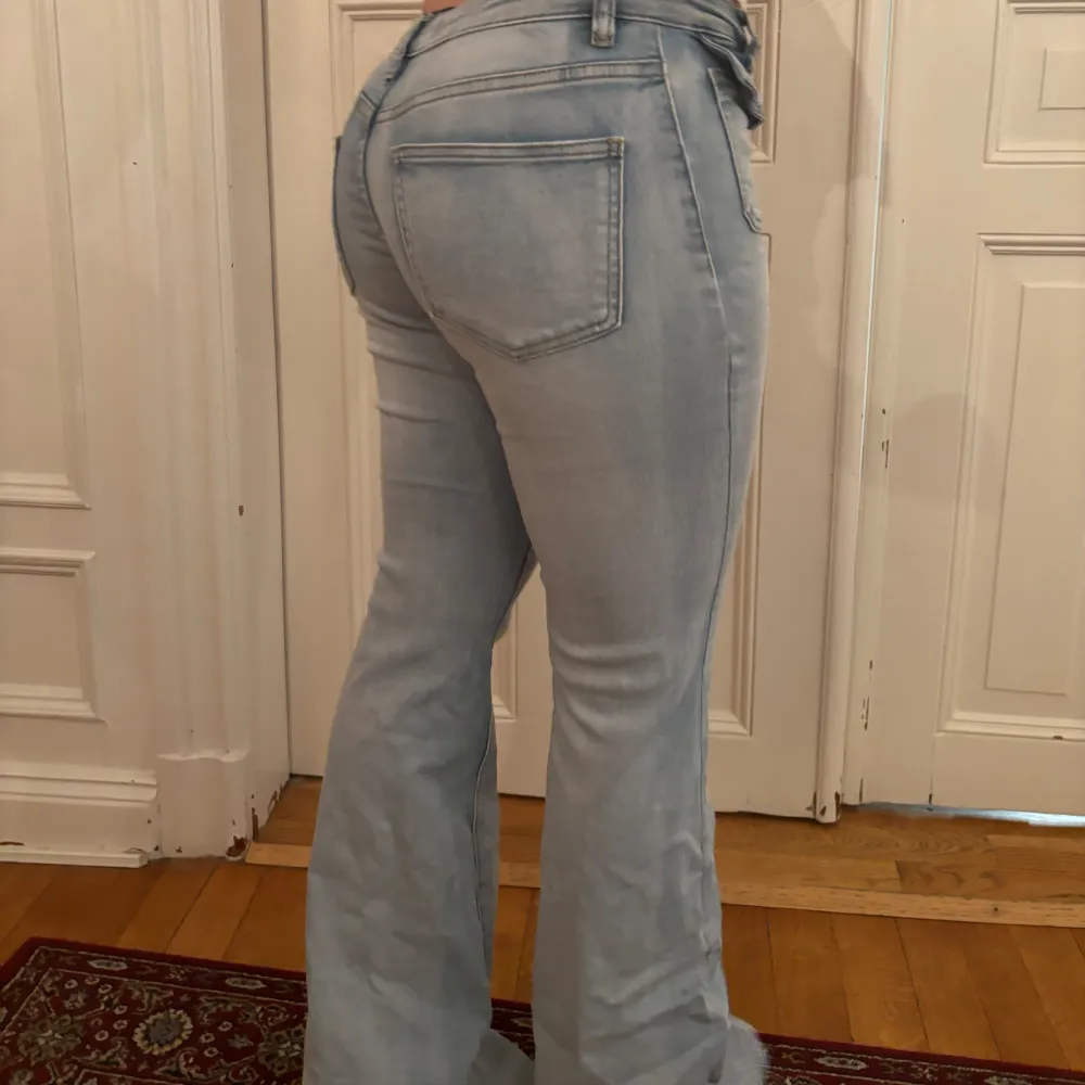 Så snygga lågmidjade jeans som är lite för långa på en som är 163 som på bilden! Perfekt på någon som är runt 170!. Jeans & Byxor.