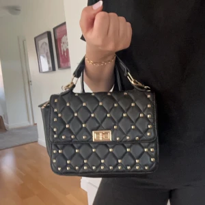 Valentino väska - Liknande valentino väska! Bra skick! 