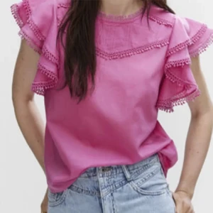 Mango blus  - Lägger upp denna blus igen då det blev strul i förra annonsen. Säljer denna super fina rosa blus från mango i storlek S. Den är i använt skick men har inga större defekter.