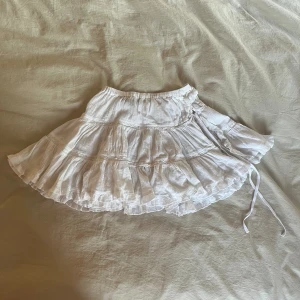 Strandkjol - Jättefin och skön strandkjol med knytning i sidan, knappt använd! 🏖️ 🐚🌷är storlek S men passar mig som har XS