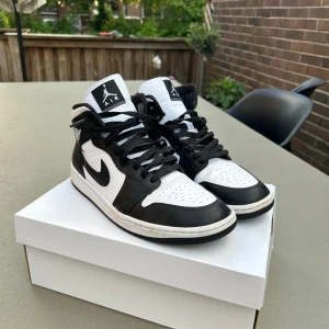 JORDANS 1 MID - jätte bra skick använt en gång, allt medföljer om de önskas inklusive creese skydd.