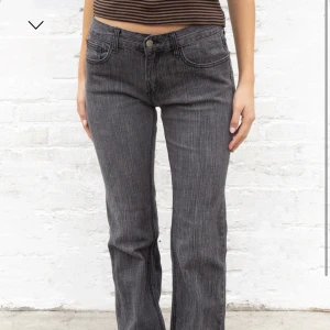 Lågmidjade jeans - Säljer mina jättefina gråa lågmidjade jeans🩷Säljer då jag har ett par liknande🩷Köparen står för frakt!💕