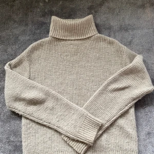Beige stickad tröja - Beige stickad tröja från HM i strl Xs. Superbra skick!