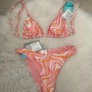 Bikini från hm  - Snygg Biki som ej är använd! Lappar kvar! Storlek 36 på båda delarna 