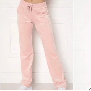 Juicy byxor ljusrosa - Säljer mina ljusrosa juicy byxor i superfint skick💕Strl Xxs men passar även en Xs. Kontakta för fler bilder! 