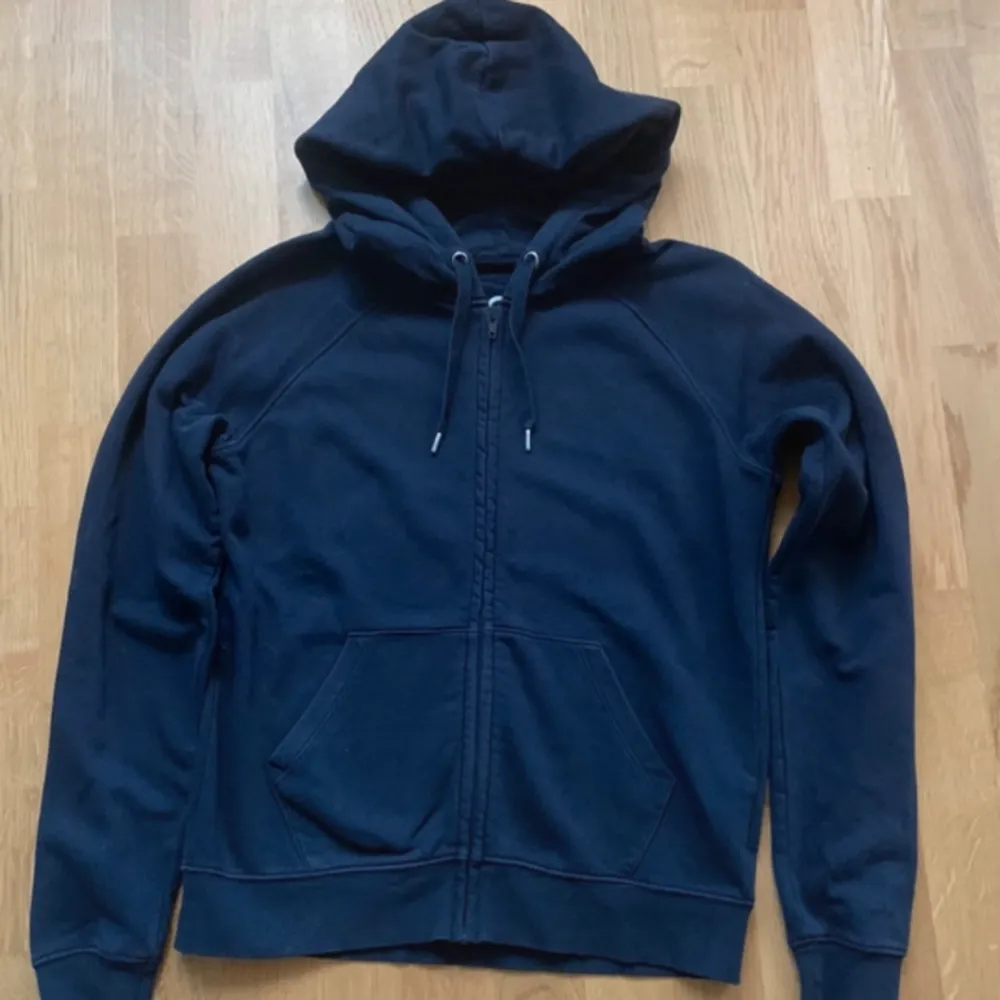 En jättefin mörkblå zip hoodie som inte kommer till användning 💘💘. Hoodies.
