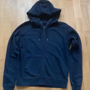 En jättefin mörkblå zip hoodie som inte kommer till användning 💘💘