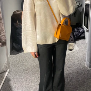 Kostymbyxor  - Säljer mina fina kostymbyxor. Köpta secondhand i Köpenhamn. Knappt använda. Nypris 699 kr. Midjemått: 37cm ( rakt över) Innerbenslängd: 78 cmSkriv privat vid fler frågor🙌🏼