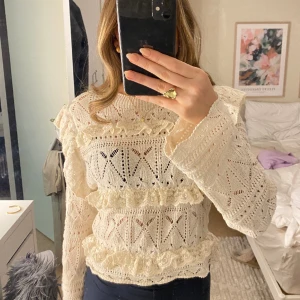 Topp från zara -  topp från zara, Använd 2 gånger och säljer pågrund av att den inte kommer till användning längre🥰den är i storlek M men jag har vanligtvis xs/s.  köparen står för frakt