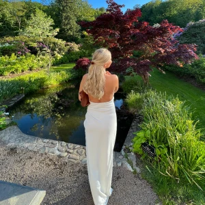 Balklänning  - Testar att lägga ut på nytt! Säljer min superfina balklänning. Köpt på Revolve 2022 för ca 3.500kr🩷Klänningen är i storlek S och passar storlek 36/38. Jag är 1.70cm lång💛 Hör av dig om du har mer frågor! 