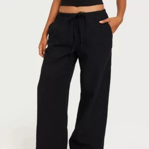 Linnebyxor Ginatricot - Supersnygga linnebyxor❤️storlek M med snöre. Säljs pga av att de har blivit lite stora för mig. Passar oversized på storlek S om man tycker om det annars rekommenderar jag att man håller sig till sin storlek❤️