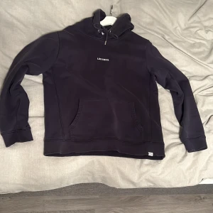 Les deux  - Storlek L  Använd tröja men bra skick!! Köpt i butik för 1200kr!