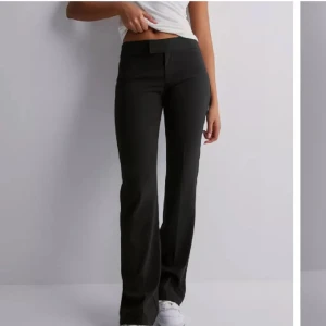 Lågmidjade kostymbyxor - Säljer mina lågmidjade kostymbyxor, storlek 36. 