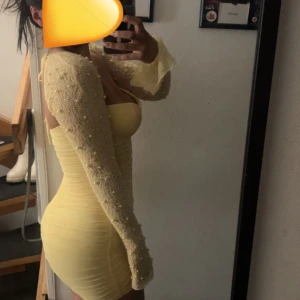 Oh polly klänning gul - Säljer min oh polly klänning som aldrig är använd bara testad på en gång. Jätte fint skick och snygg men fick hem fel färg. 