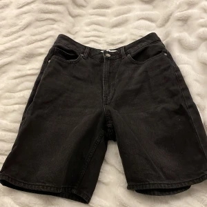 Långa shorts 💗 - Långa short från Carlings 💗 Använda ca 2 gång och har inte använt på över 6+ månader 💗