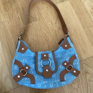 Fin axelväska - Blå axelväska från hm med ett sorts ”jeansmaterial”, aldrig använd 😊