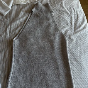 Glittrig topp  - Glittrig topp från H&M i nyskick. Toppen är i storlek S och passar som den perfekta fest toppen