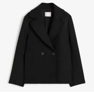 Fin svart dubbelknäppt kappa från H&M endast testad så helt ny, därav priset. Slutsåld. Köpt för 559. Perfekt till våren eller hösten💞