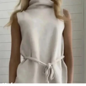 Stickad tshirt/topp - Jättefin tröja/topp från zara som är köpt på plick, aldrig använd. Ser ut precis som på bilden, skriv för egna bilder 