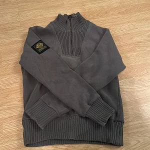 Replay tröja - Vintage (OG) Replay tröja, tvärfet men används inte.. storlek M skulle kunna va ny i och med skick men den är säkert minst 6 år gammal, fick av min far. Militärgrön färg