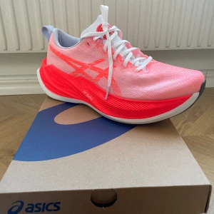 Asics Superblast herr - Storlek 42,5 EU. Helt oanvända, enbart provat inomhus och det är otroligt sköna skor. Passar perfekt för långdistans löpning eller för den som gillar att gå på moln.  Nypris 2300kr