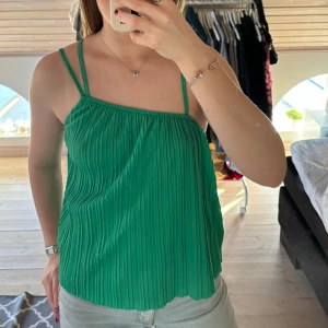 Grön topp - Köparen står för frakten, använd gärna köp nu🩷