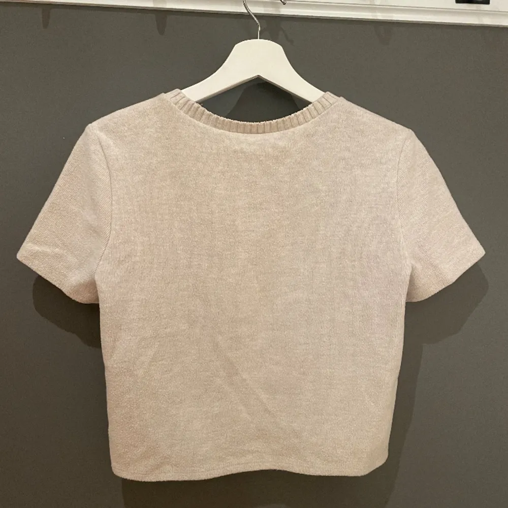 Stickad t-shirt från Zara i bra skick, storlek M men passar även xs/s💕. T-shirts.