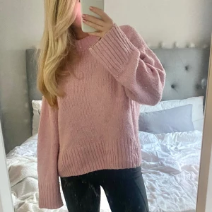 Stickad tröja - Såå fin rosa stickad tröja från Gina tricot, färgen är mest rättvis i andra bilden!!