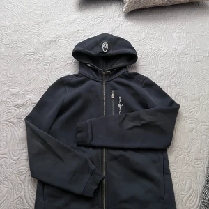 Sailracing hoodie  - Helt oanvänd! Väldigt fin och bra värmd för vädret i Sverige. Fråga om det är något ni undrar 😊