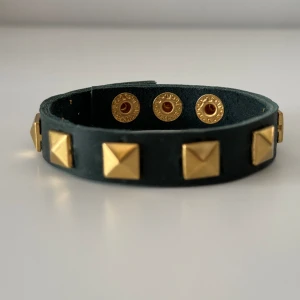 Grönt läder med guldfärgade nitar🌟 - Finns flera i lager! Handgjort armband av spilläder 