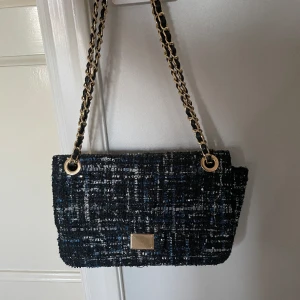 Skitsnygg axelremsväska med glitter detaljer  - Blå/svart/glittrig axelremsväska med guldkedja. Aldrig använd💛 Passar perfekt till utgång 