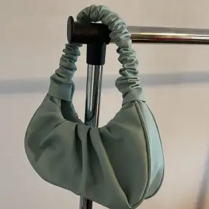 Grön/Blå väska från missguided.  Använd en gång.