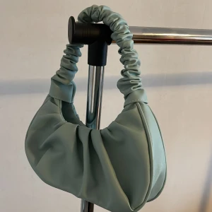 Grön väska  - Grön/Blå väska från missguided.  Använd en gång.