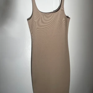 Klänning - Fin klänning från gina! Knappt använd med en slits i bak