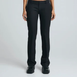 BikBok kostymbyxor  - Lågmidjade kostymbyxor ”Vera” från BikBok, gamla modellen med slits längst ner. Använda men bra skick strl 38☺️ 